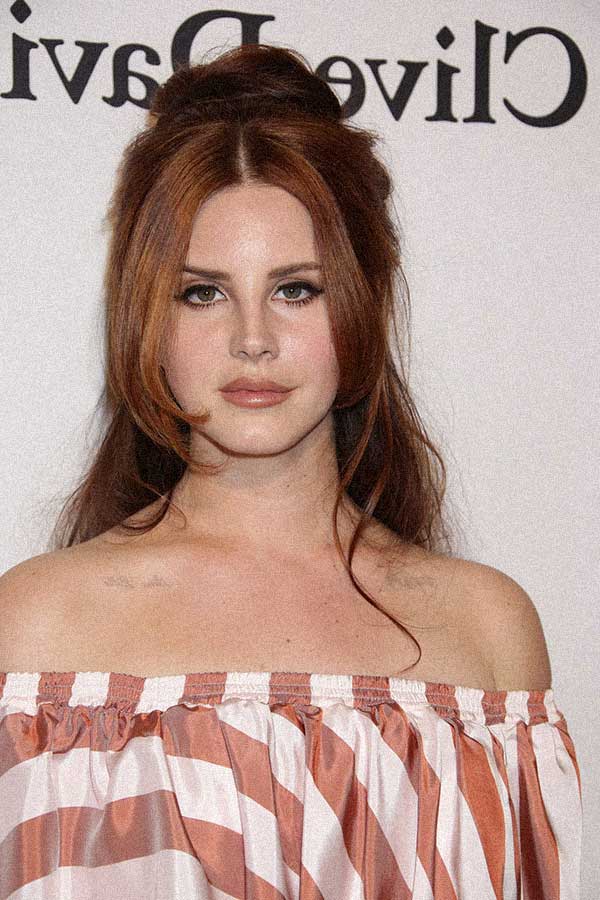 Lana Del Rey con peinado de los años 60